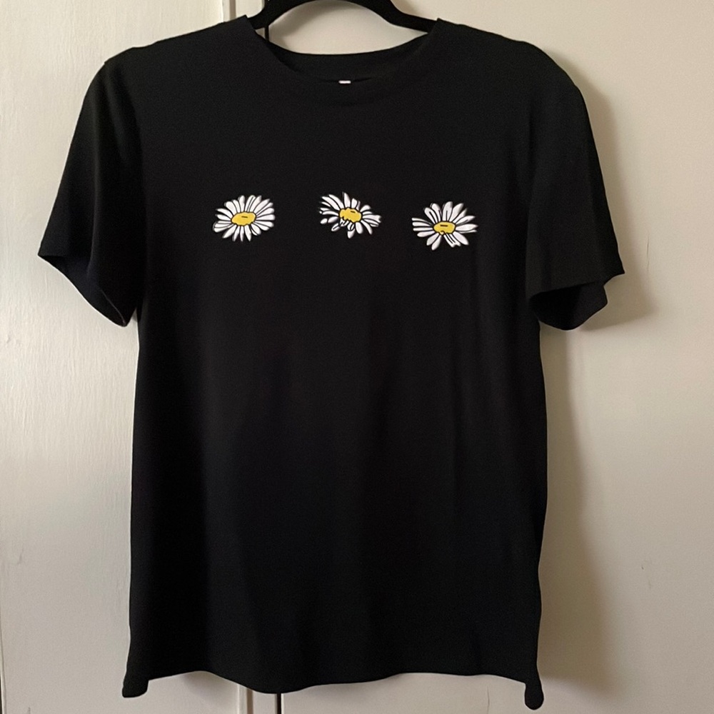 🌼Cute Black T-shirt with Flowers Size S🌼